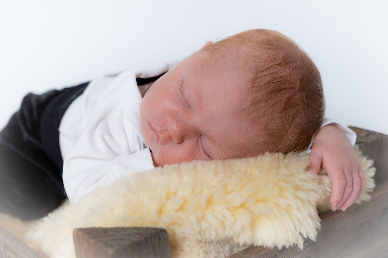 Babyschuhe und Rosenkranz: Fotografin rückt Glücksversprechen im Auto in  den Mittelpunkt